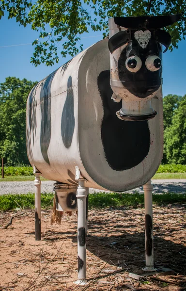 Metalen koe op boerderij — Stockfoto