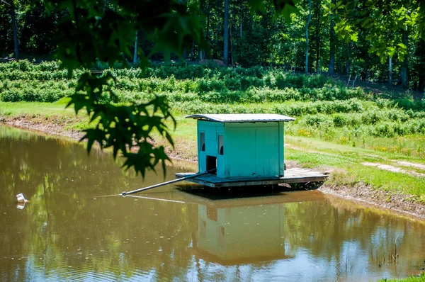 Granja edificio bomba de agua en el lago — Foto de Stock