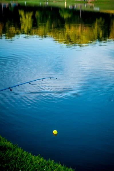 Fiske på en sjö — Stockfoto