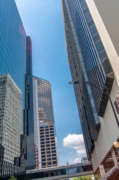 Uzun boylu şehir highrise binalar — Stok fotoğraf