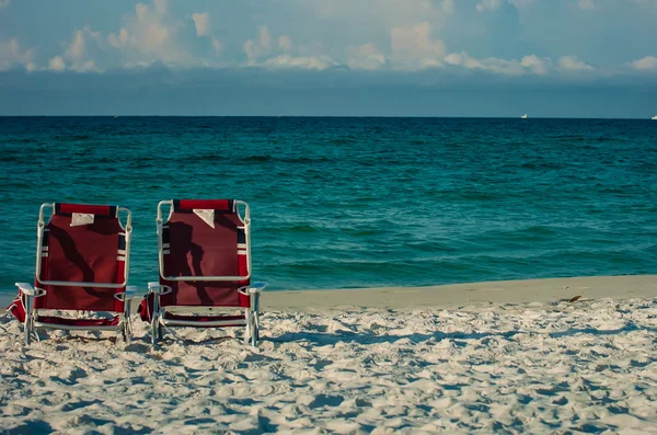 Low profile folding chair