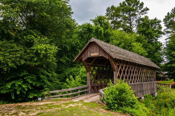 Старый деревянный крытый мост в Алабаме — стоковое фото