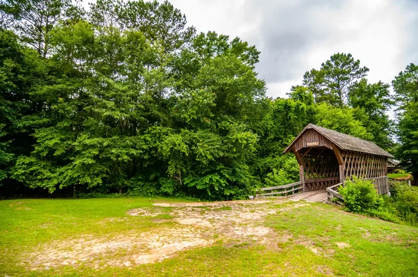 Old wooden covered bridge in alabama — Stock Photo, Image