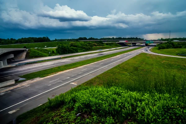 Rampes de sortie de trèfle feuille sur l'autoroute près de la ville — Photo