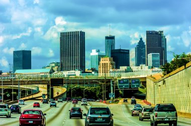 Atlanta şehir manzarası ve karayolu trafik