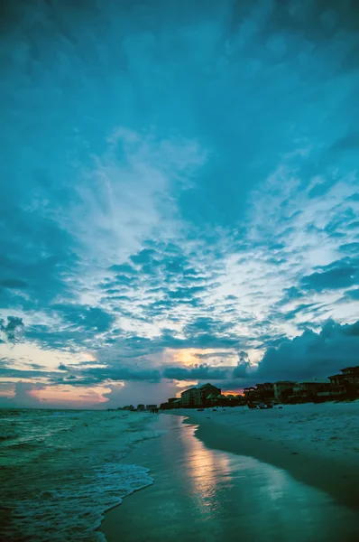 Solnedgång på florida strand med vit sand och blå himmel — Stockfoto