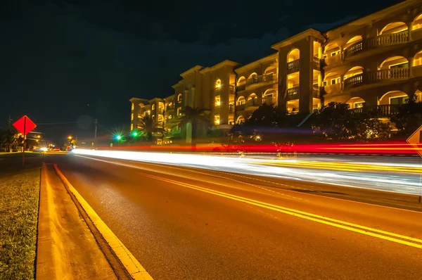 Straatbeeld in de buurt van hotels in destin florida's nachts — Stockfoto