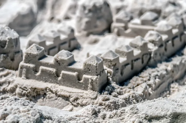 Zandkasteel structuren gebouwd in kust — Stockfoto