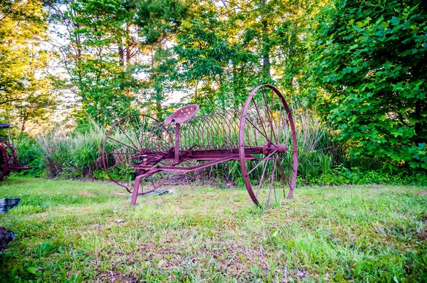 Abandoned rusty agricultural farming equipment — Stock Photo, Image