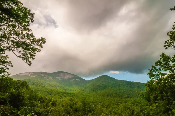Mesa de montaña con nubes tormentosas en el sur de Carolina —  Fotos de Stock