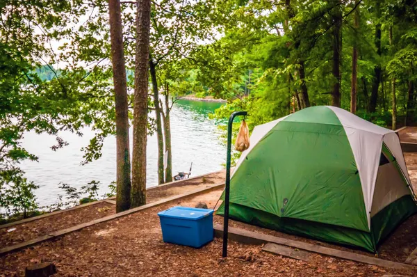Tienda de campaña en el bosque en el camping junto al lago —  Fotos de Stock
