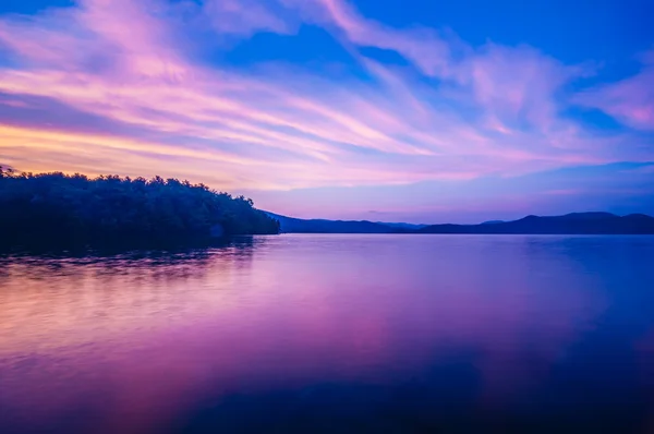 Zonsondergang tijdens het blauwe uur aan het meer — Stockfoto