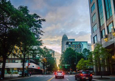 Charlotte 'un ufuk çizgisi ve şehir sokakları Kuzey Carolina Amerika