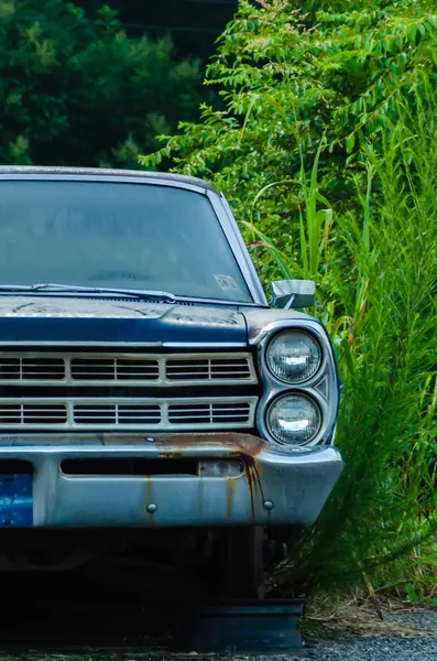 Velho carro abandonado sem uma roda — Fotografia de Stock