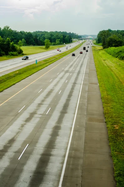 Tráfico por carretera cerca de una gran ciudad — Foto de Stock