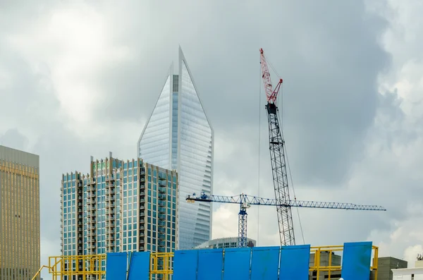 Construção em uma cidade grande — Fotografia de Stock