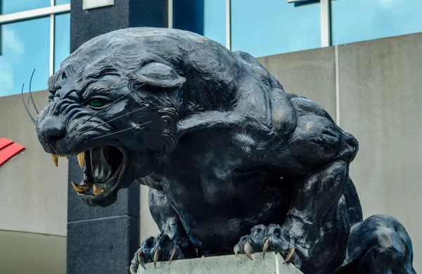 Чорна пантера статуя — стокове фото