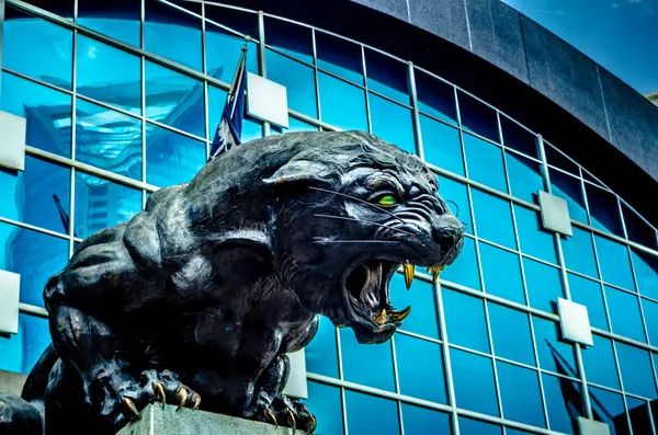 Statue des schwarzen Panthers — Stockfoto