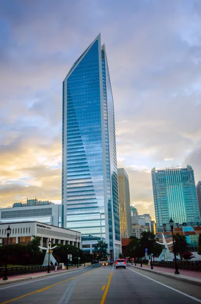 Skyline und stadtstraßen von charlotte north carolina usa — Stockfoto