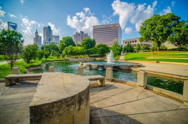 Charlotte 'un ufuk çizgisi ve şehir sokakları Kuzey Carolina Amerika