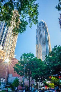 Charlotte 'un ufuk çizgisi ve şehir sokakları Kuzey Carolina Amerika