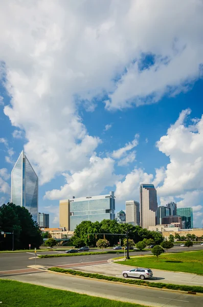 Charlotte North carolina usa的天际线和城市街道 — 图库照片