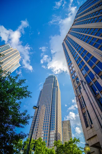 Skyline ja kaupungin kaduilla Charlotte North Carolina USA — kuvapankkivalokuva