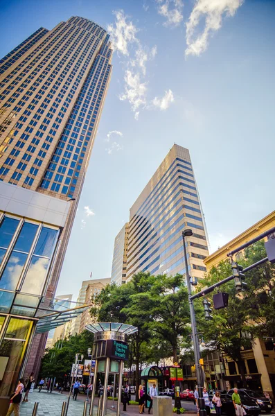 Hoge hoogbouw gebouwen in uptown charlotte in de buurt van blumenthal perf — Stockfoto