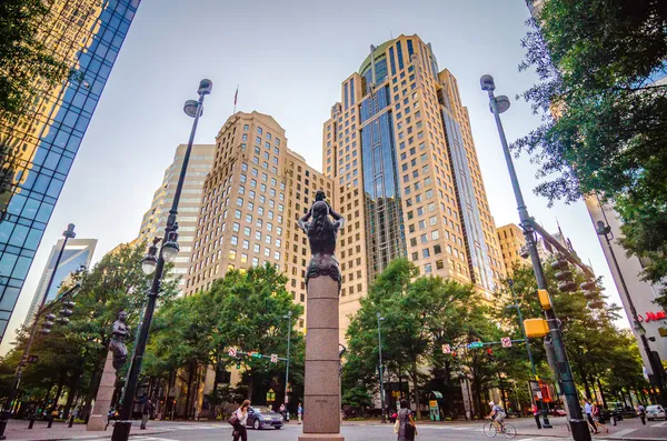 Skyline e strade cittadine di Charlotte nord carolina usa — Foto Stock