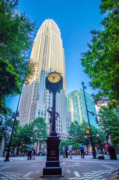 De pie junto al reloj en la intersección de la ciudad en Charlotte Downtown —  Fotos de Stock