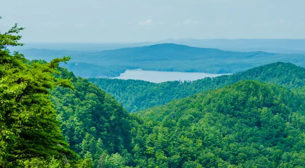 南卡罗莱纳州湖水力发电三峡北部山 — 图库照片