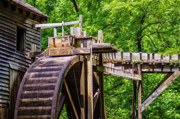 Vieille roue de moulin — Photo