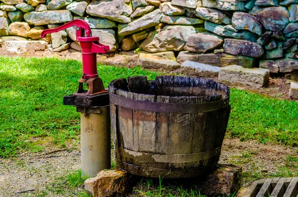 Ancienne pompe à eau vintage — Photo