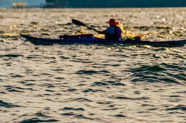 男子皮划艇在湖上的 sillouette — 图库照片