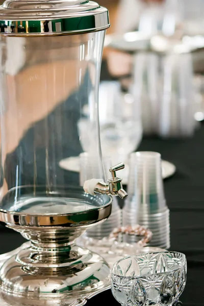 Mesa de banquete com prato de bebida — Fotografia de Stock