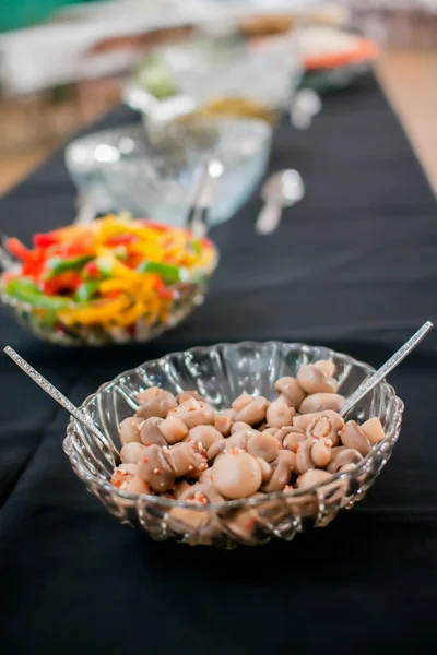 Салат из маринованных грибов с весенним луком и маслом в хрустальном дисе — стоковое фото