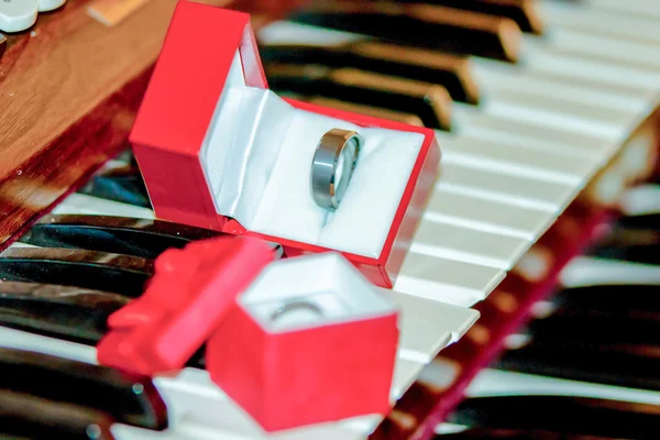 Дві весільні групи на клавішах піаніно — стокове фото