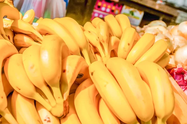 Parta zralých banánů v pouliční trh — Stock fotografie