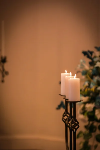 Oude kaarsen in kerk — Stockfoto