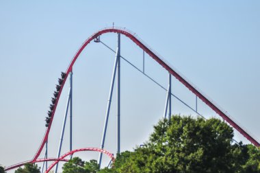 Lunaparktaki hız trenleri mavi gökyüzü
