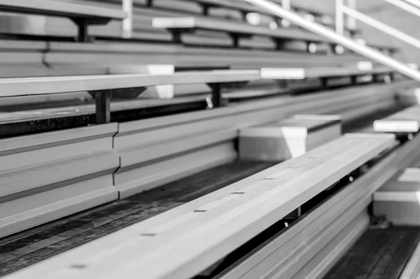 Tribünen im Stadion oder in der Schule für die Fans. — Stockfoto