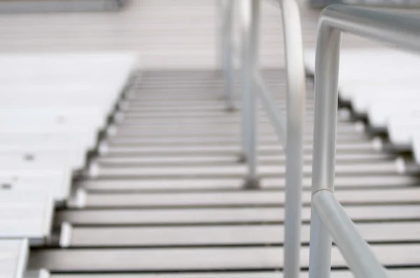 Bleachers em um estádio ou escola para os fãs . — Fotografia de Stock