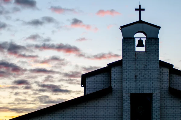 Silhouette classica chiesa al tramonto tropicale — Foto Stock