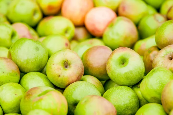 クリムゾン th でディスプレイ上のカラフルな新鮮な収穫さわやかなリンゴ — ストック写真