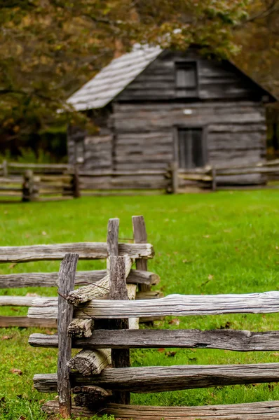 Hermosa escena de otoño que muestra rústica cabaña de madera vieja rodeada b — Foto de Stock