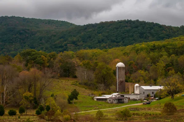 Vista da fazenda com montanhas paisagem — Fotografia de Stock