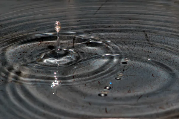 Gota de agua multicolor burbujeante — Foto de Stock