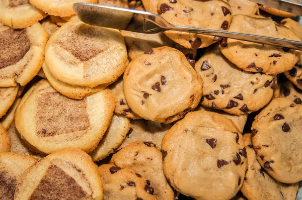 Čokoláda čip cookies a teniska doodle soubory cookie — Stock fotografie