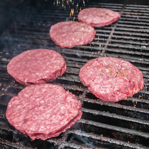 Sabrosas hamburguesas de carne en la parrilla — Foto de Stock