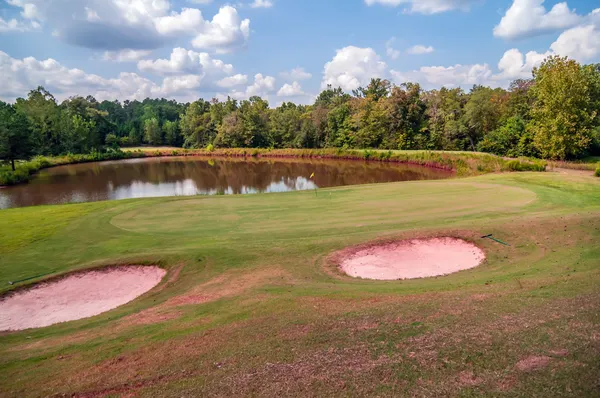 Pole golfowe piękny krajobraz w słoneczny dzień — Zdjęcie stockowe